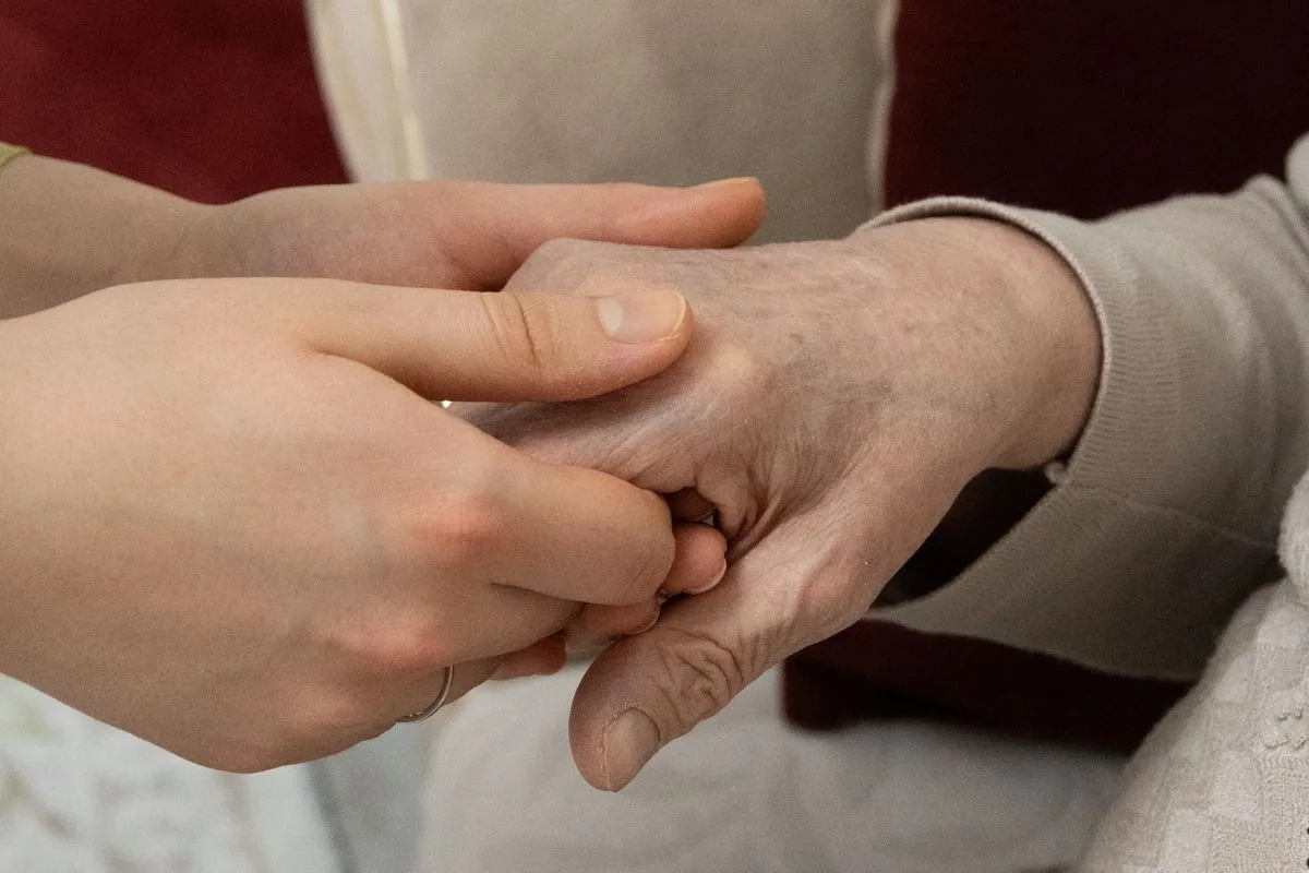 Alzheimer ve demans bakımı — yaşlı bireye sabırlı ve güvenli destek
