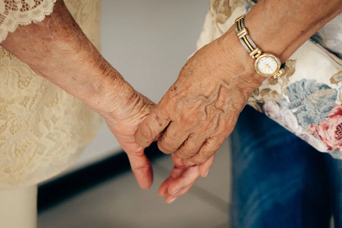 Alzheimer ve demans bakımında aile rehberi konulu blog görseli